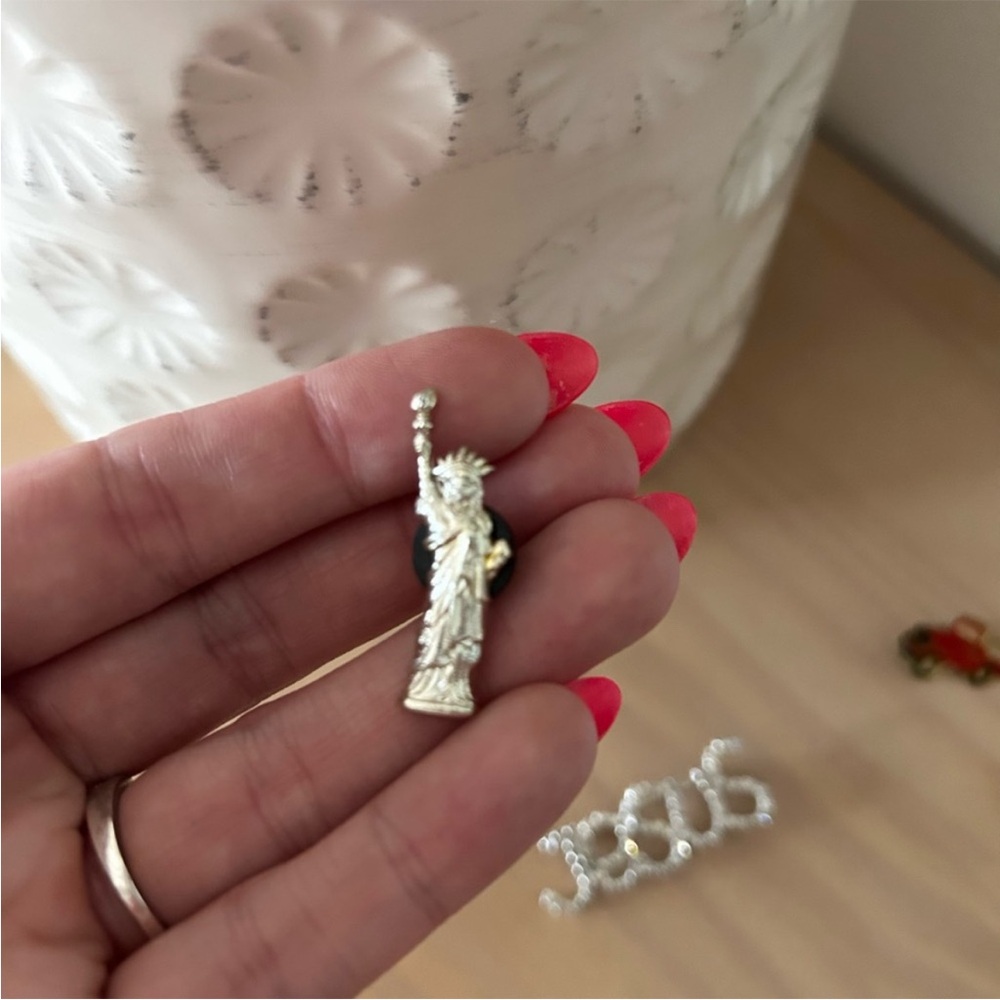 Vintage Elegant Silver Tone Statue of Liberty Lapel Pin